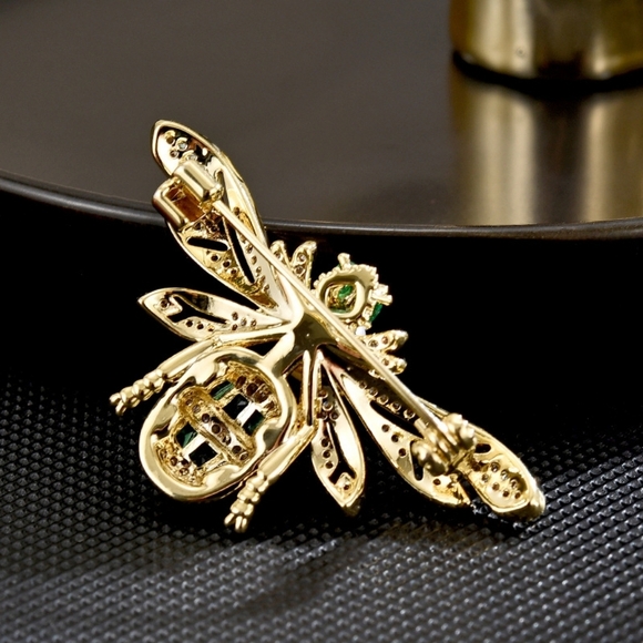 VQ Bee Brooch - Picture 3 of 6